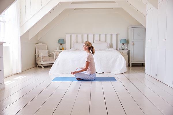 Fußbodenheizung im Schlafzimmer - meditierende Frau